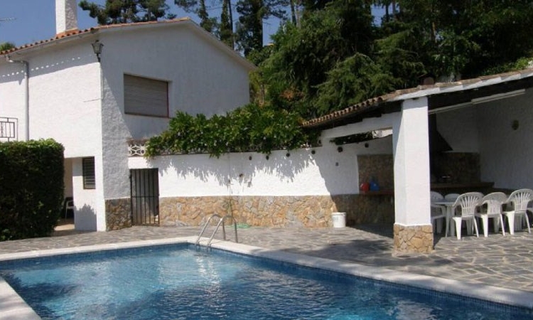 Villa SOL I PINS with pool, located in the urbanization Lloret Blau, 6 km from Lloret de Mar