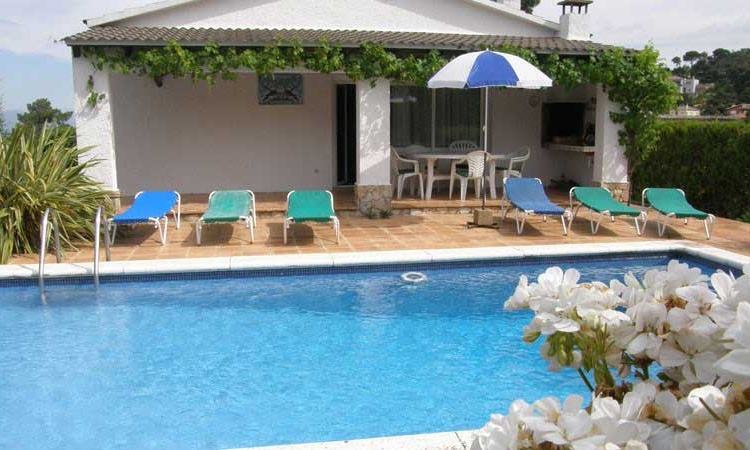 Villa PALOMAS with pool, located in the urbanization of La Creu de Lloret 5 km from Lloret de Mar