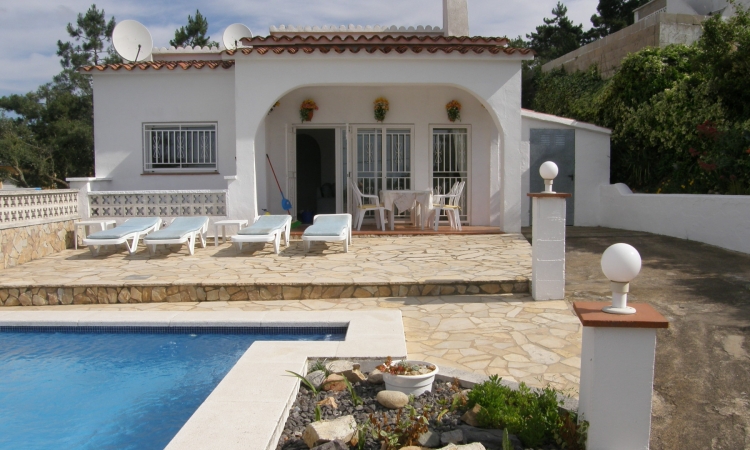 Villa with pool, located in the urbanization of La Kreu de Lloret de 6 km from Lloret de Mar